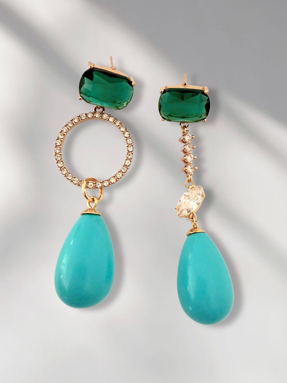 Turquoise druppelvormige oorbellen Nada – speels en stijlvol