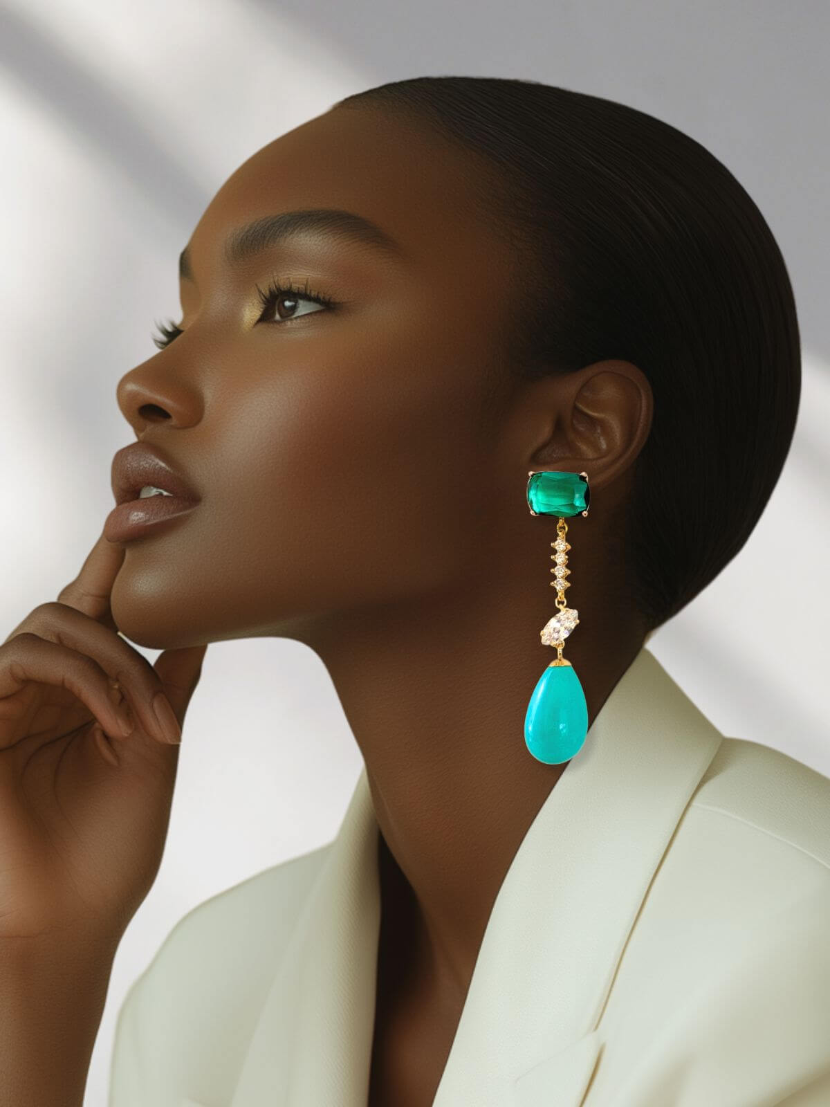 Nada oorbellen met turquoise steen en goudkleurige details