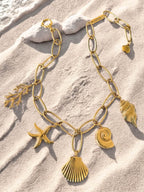 Zomerse goudkleurige ketting met hangers en bedels van Zatthu Jewelry