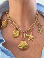 Statement schakelketting met meerdere bedels en goudkleurige afwerking