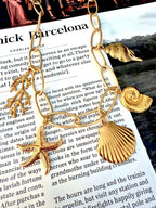 Trendy damesketting met schelp en goudkleurige details