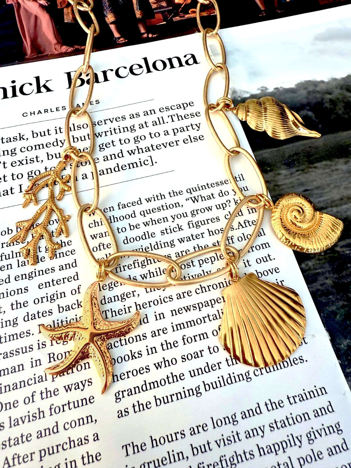 Trendy damesketting met schelp en goudkleurige details