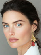 Zomerse damesoorbellen met schelphangers in goudlook