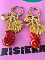 Minimalistische oorringen met speelse schelpaccenten