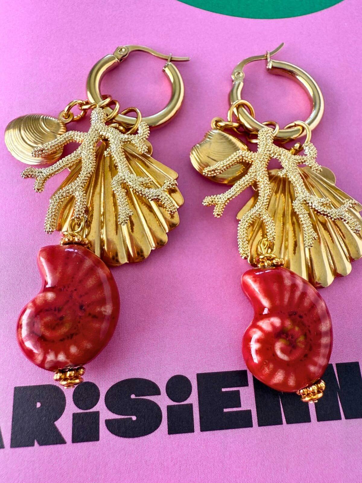 Minimalistische oorringen met speelse schelpaccenten