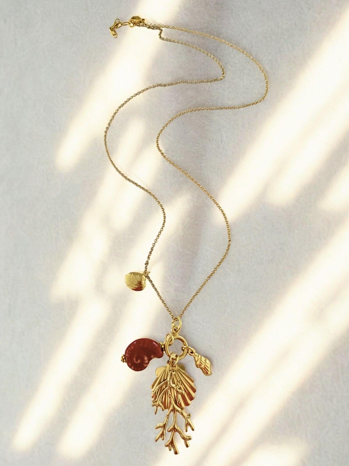 Trendy damesketting met schelpjes en gouden schakels