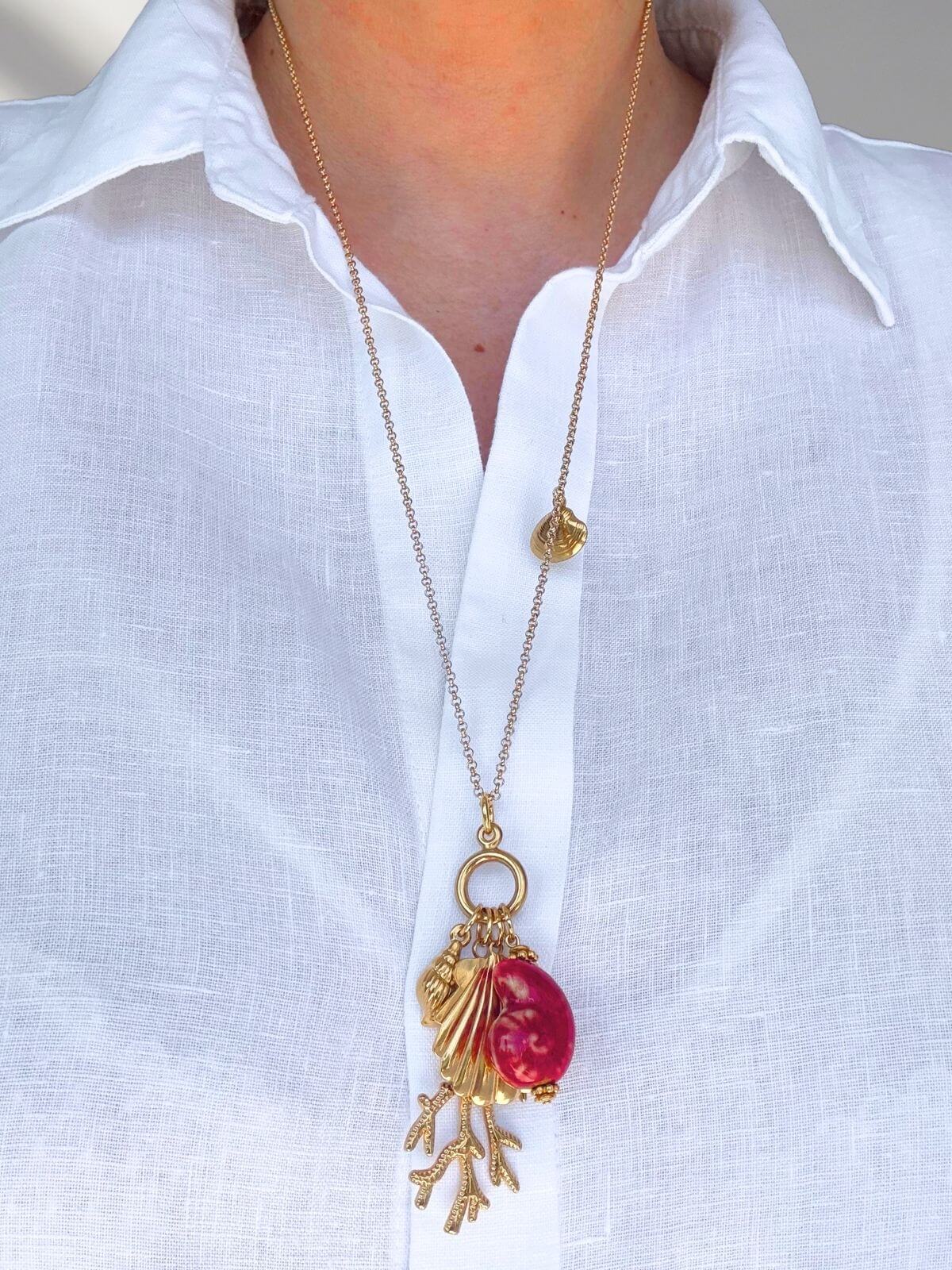 Zomerse ketting met bedels en schelpaccenten van Zatthu Jewelry