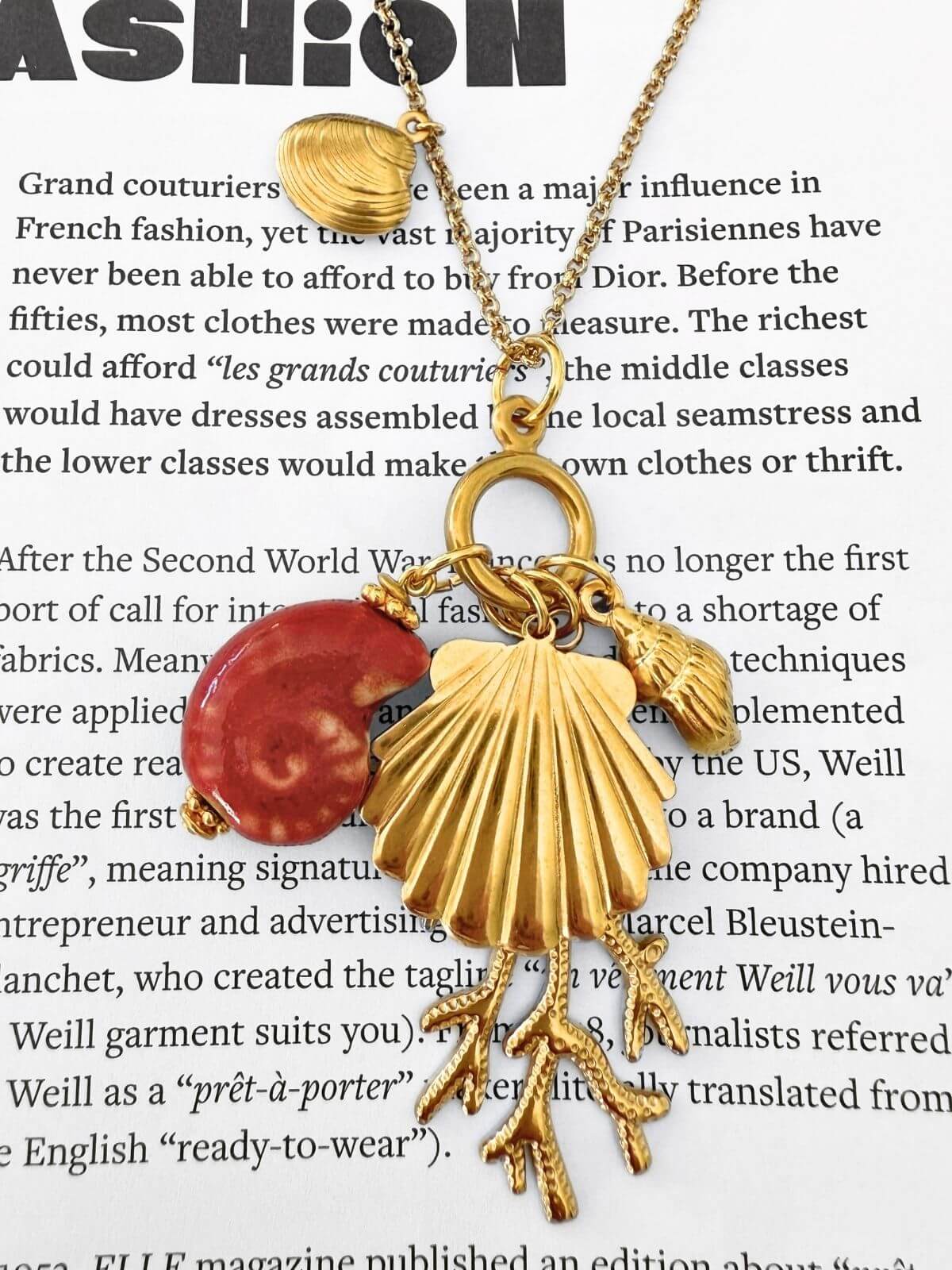 Layering ketting met schelpbedels en zomerse uitstraling