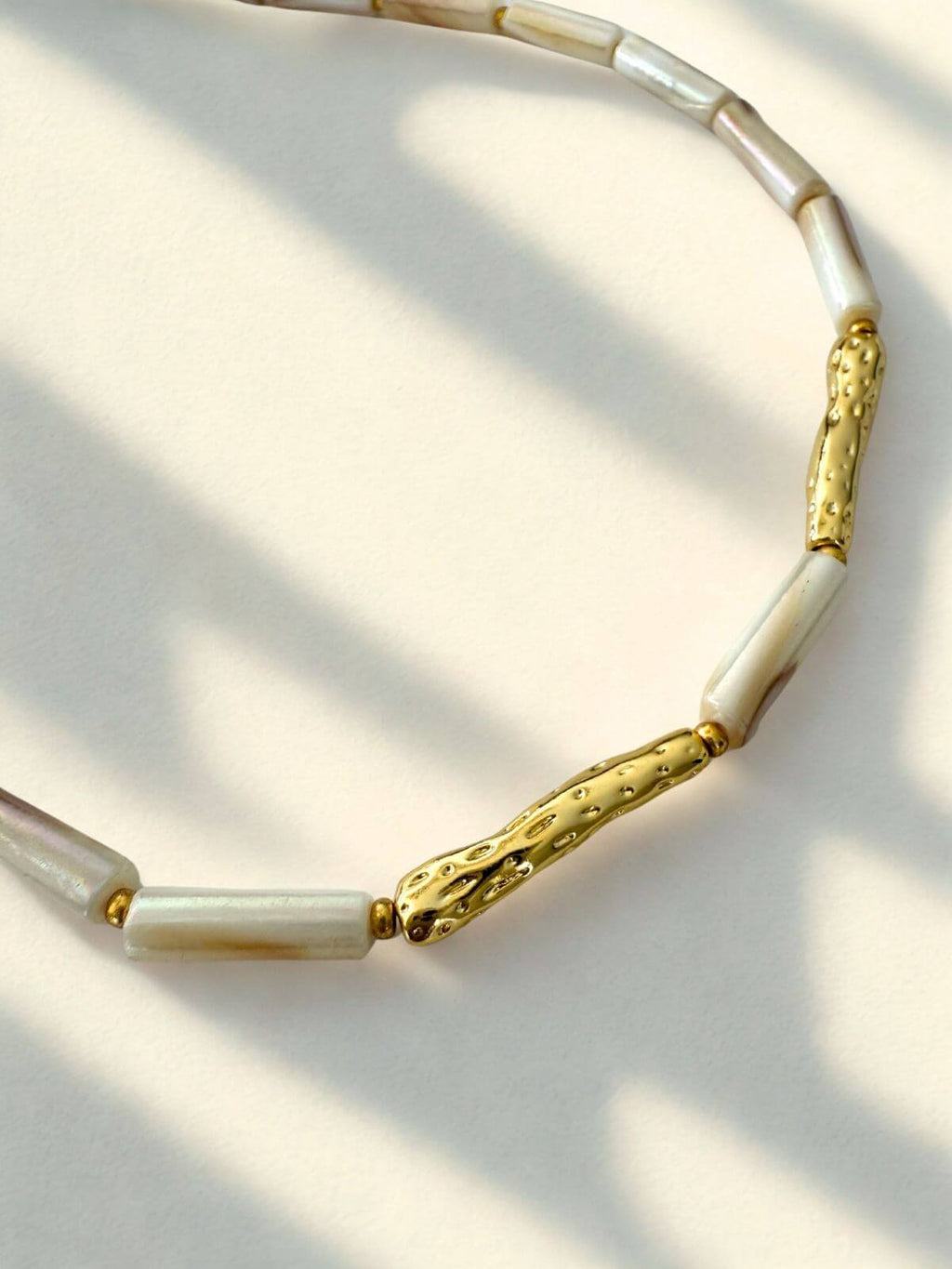 Lichtgewicht damesketting van schelpkralen