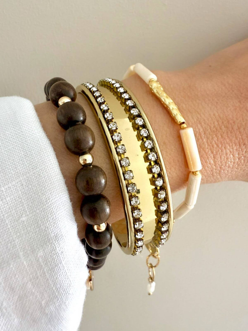 Zomerse armband met schelpkralen in neutrale tint