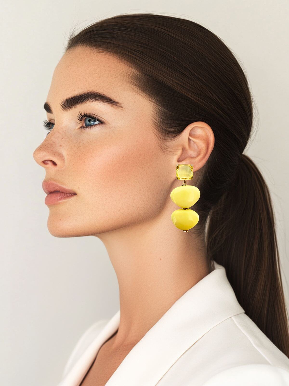 Lichtgewicht kunsthars oorbellen met speels design