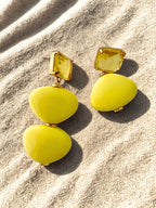 Handgemaakte opvallende oorbellen in geel en goud