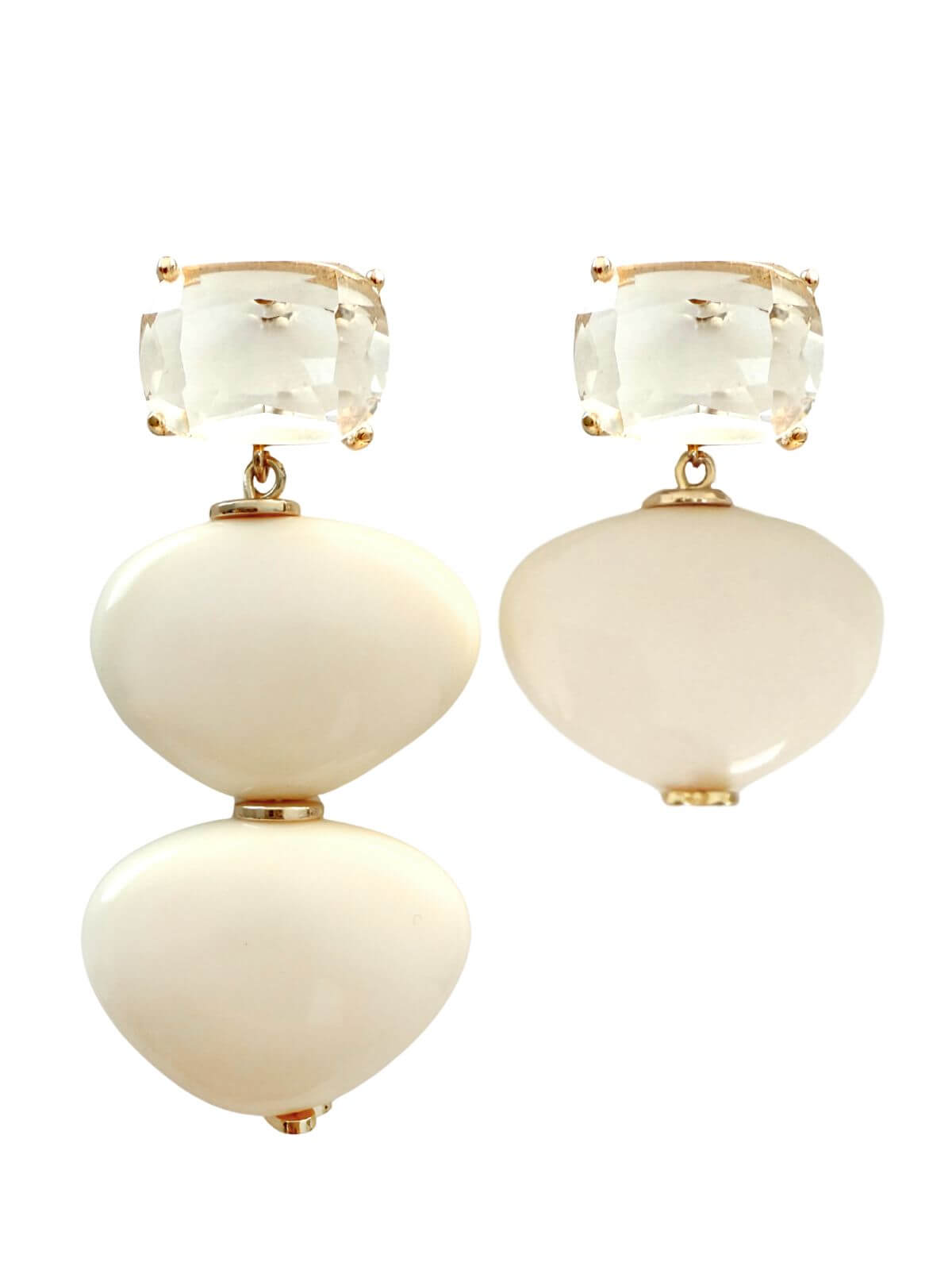 Crèmekleurige asymmetrische oorbellen met artistiek design