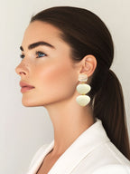 Handgemaakte statement oorbellen in neutrale kleur