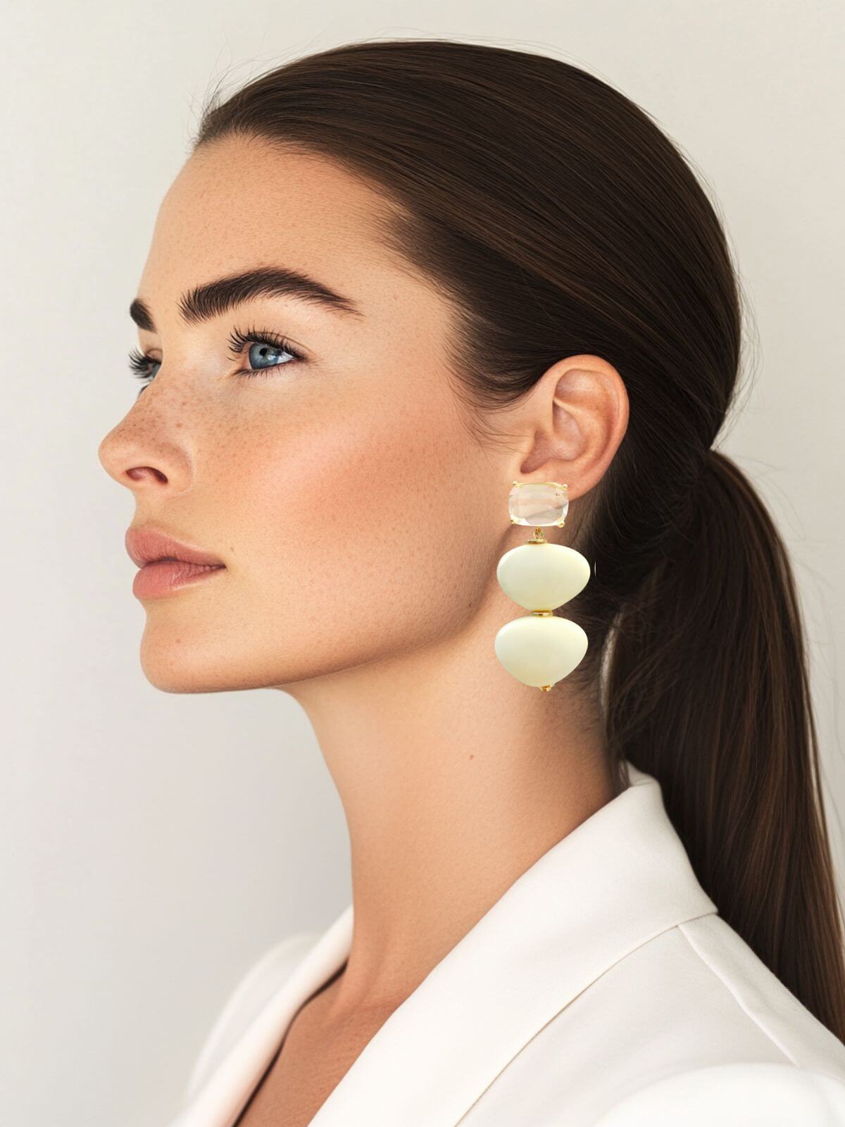 Handgemaakte statement oorbellen in neutrale kleur