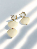 Zatthu Jewelry oorbellen met asymmetrische look en goudaccent