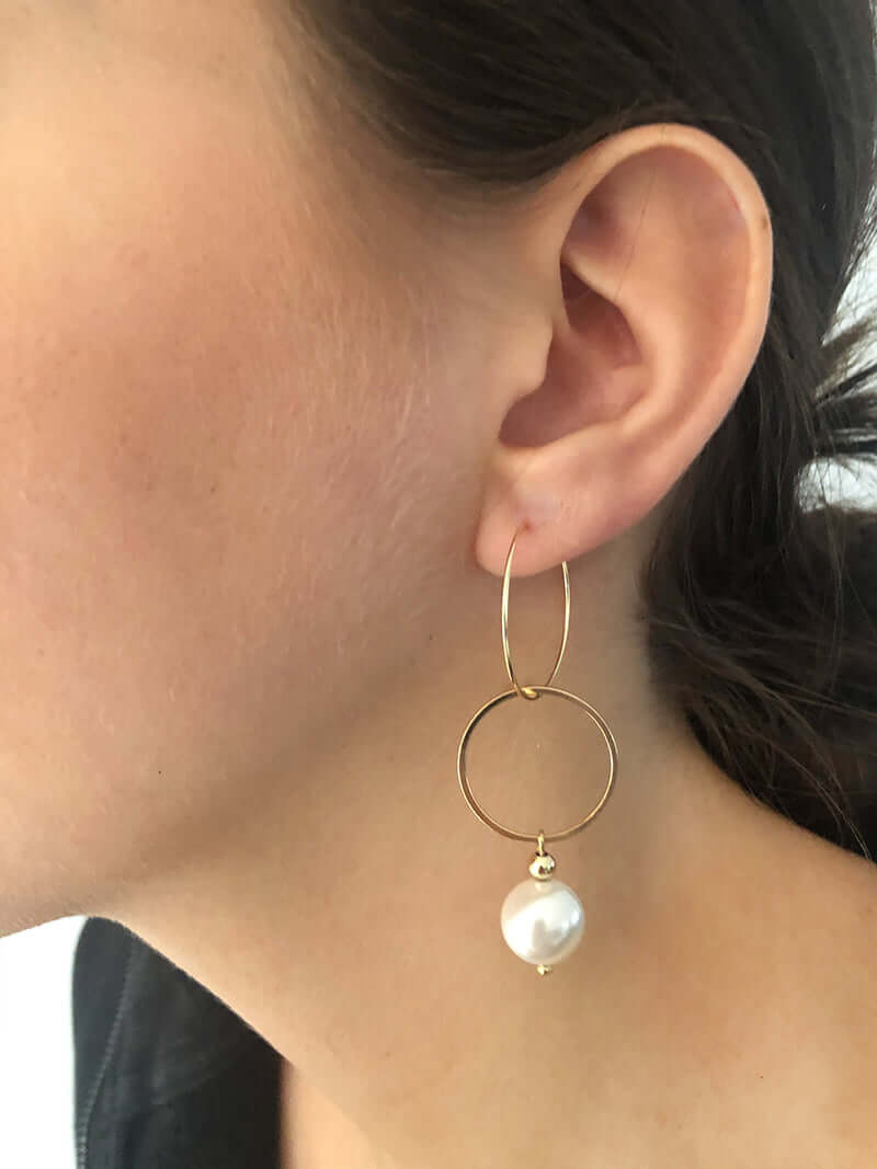 Asymmetrische oorringen met parel