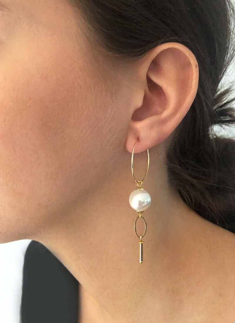 Asymmetrische oorringen met parel