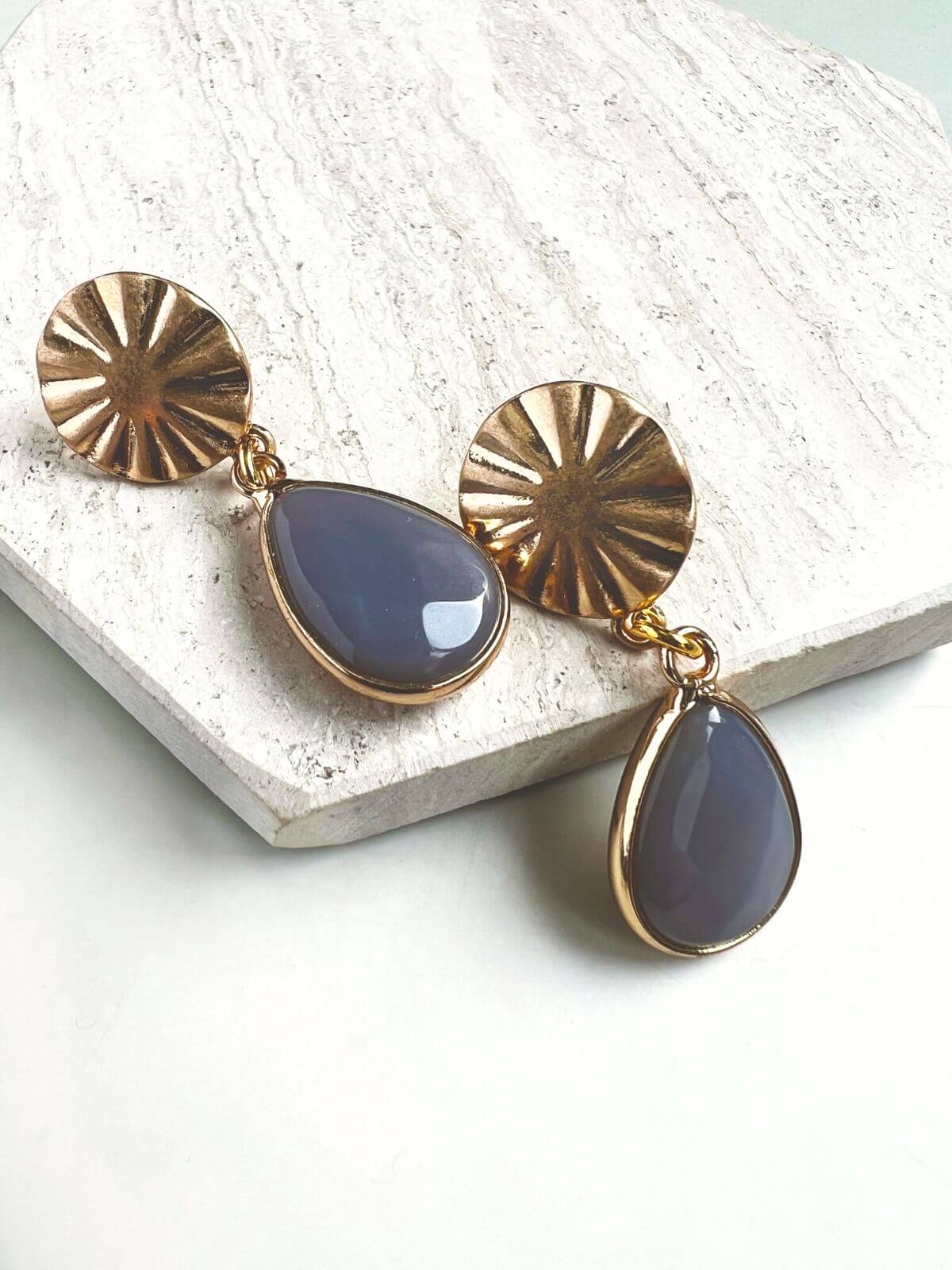 Kara oorbellen met grijze hanger