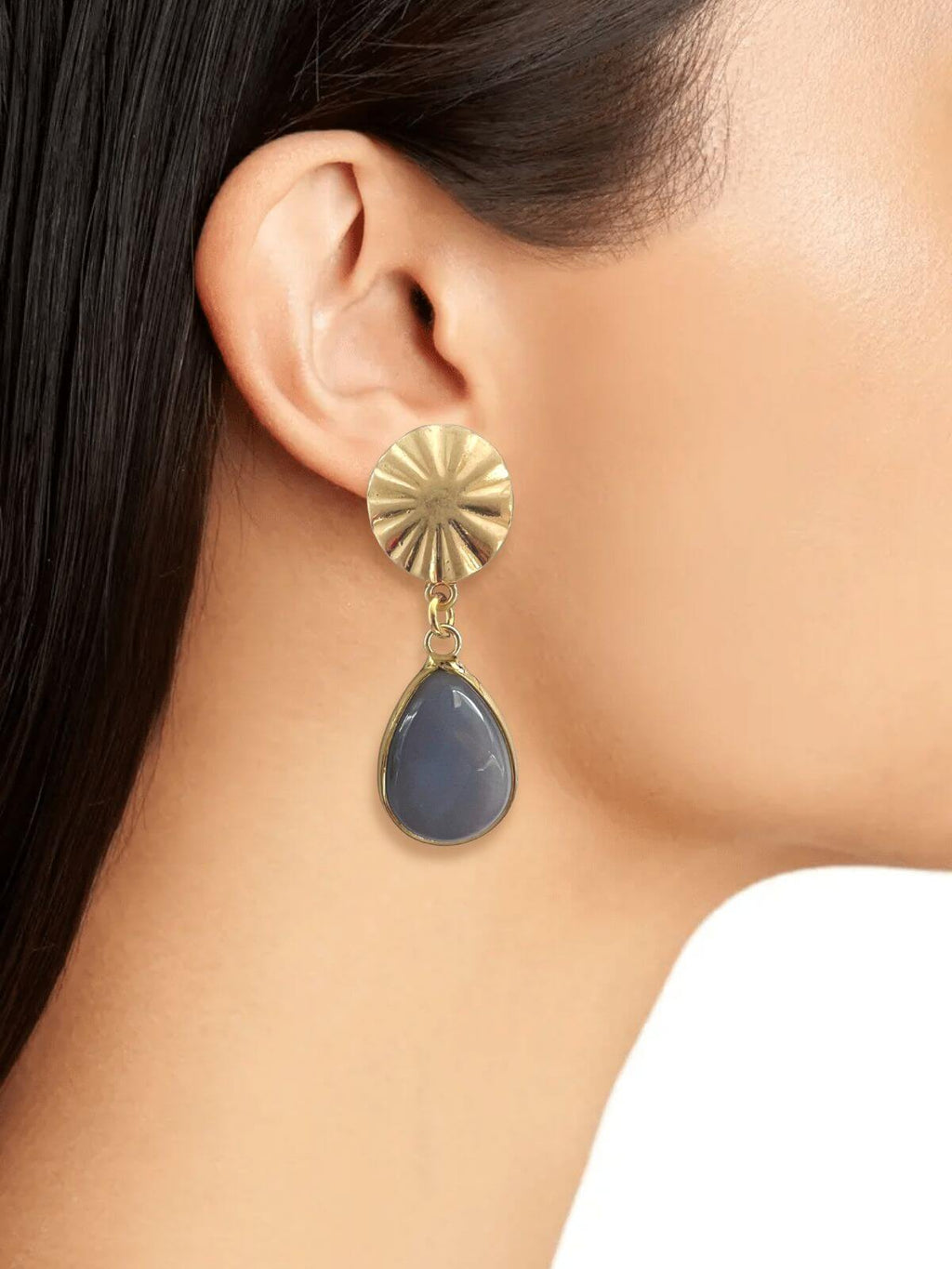 Kara oorbellen met grijze hanger