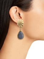 Kara oorbellen met grijze hanger