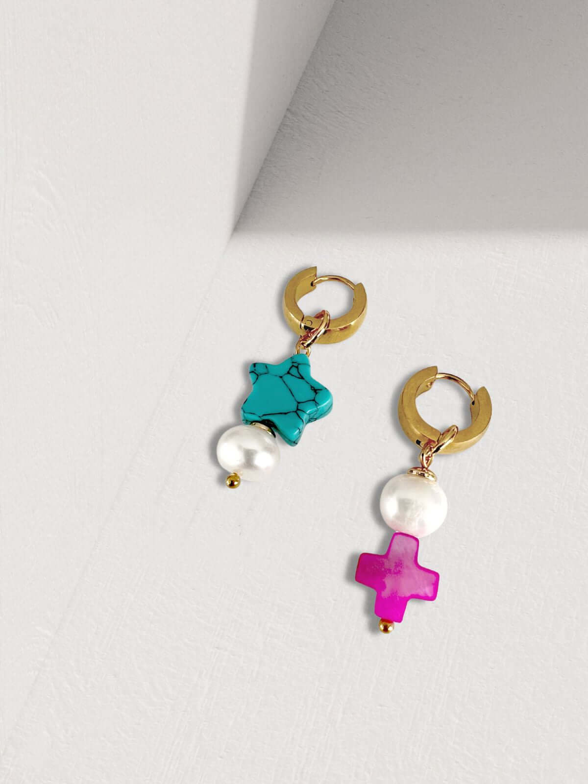 Lela asymmetrische oorringen met parel