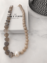 Heia grijs beige hart ketting met halfedelsteen