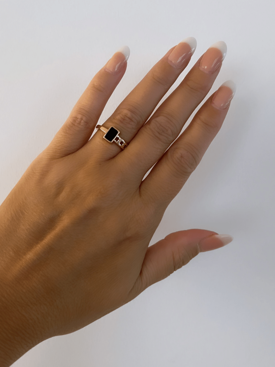 Jann ring met schakels en zwarte steen