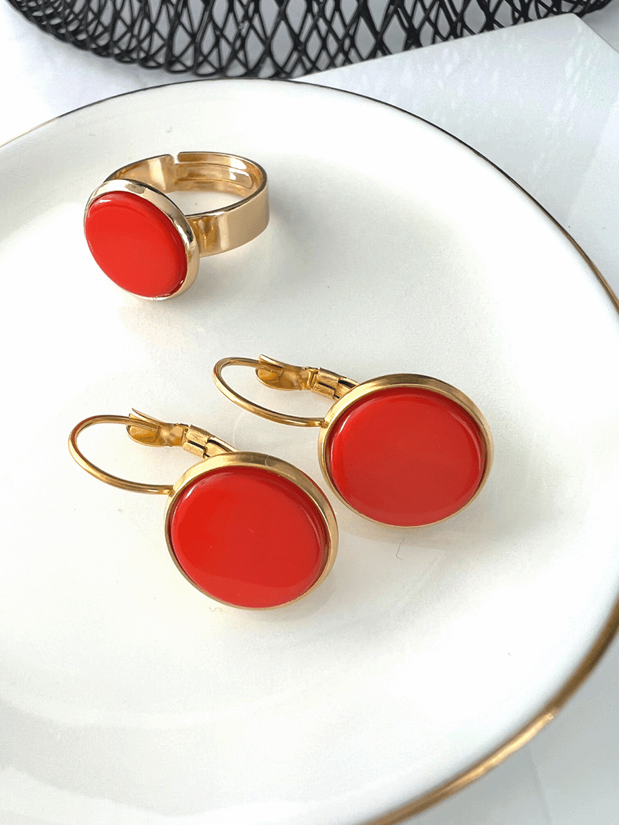 Jeda ring met oranjerode steen