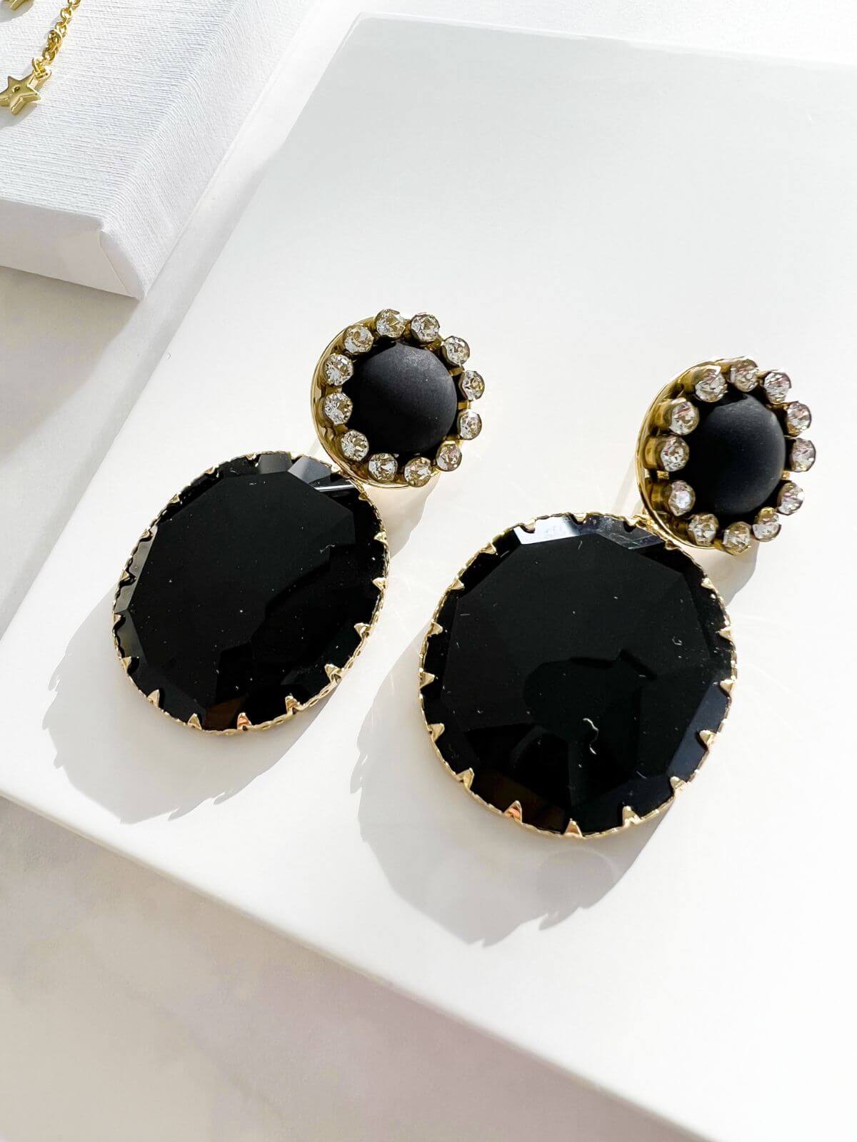 Joan statement oorbellen zwart kristal