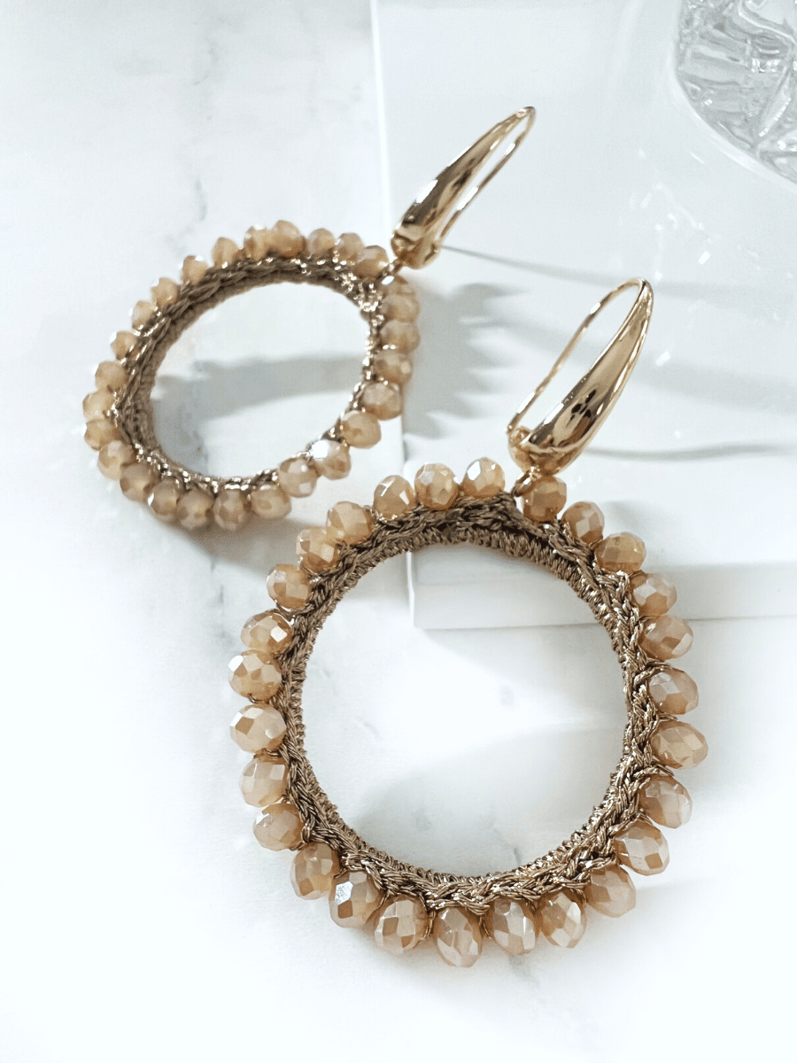 Inde oorbellen met beige kraaltjes