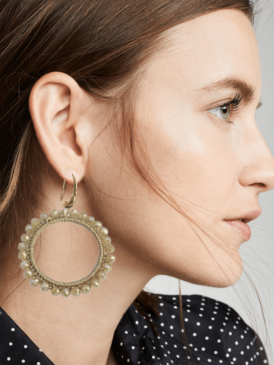 Inde oorbellen met beige kraaltjes