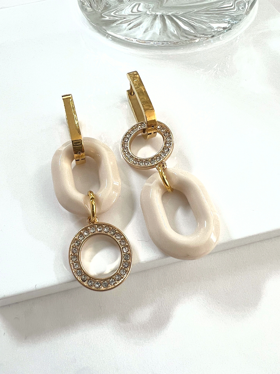 Irma oorringen met cremekleurige resin schakel