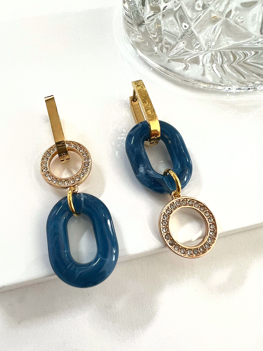 Irme oorringen met blauwe resin schakel