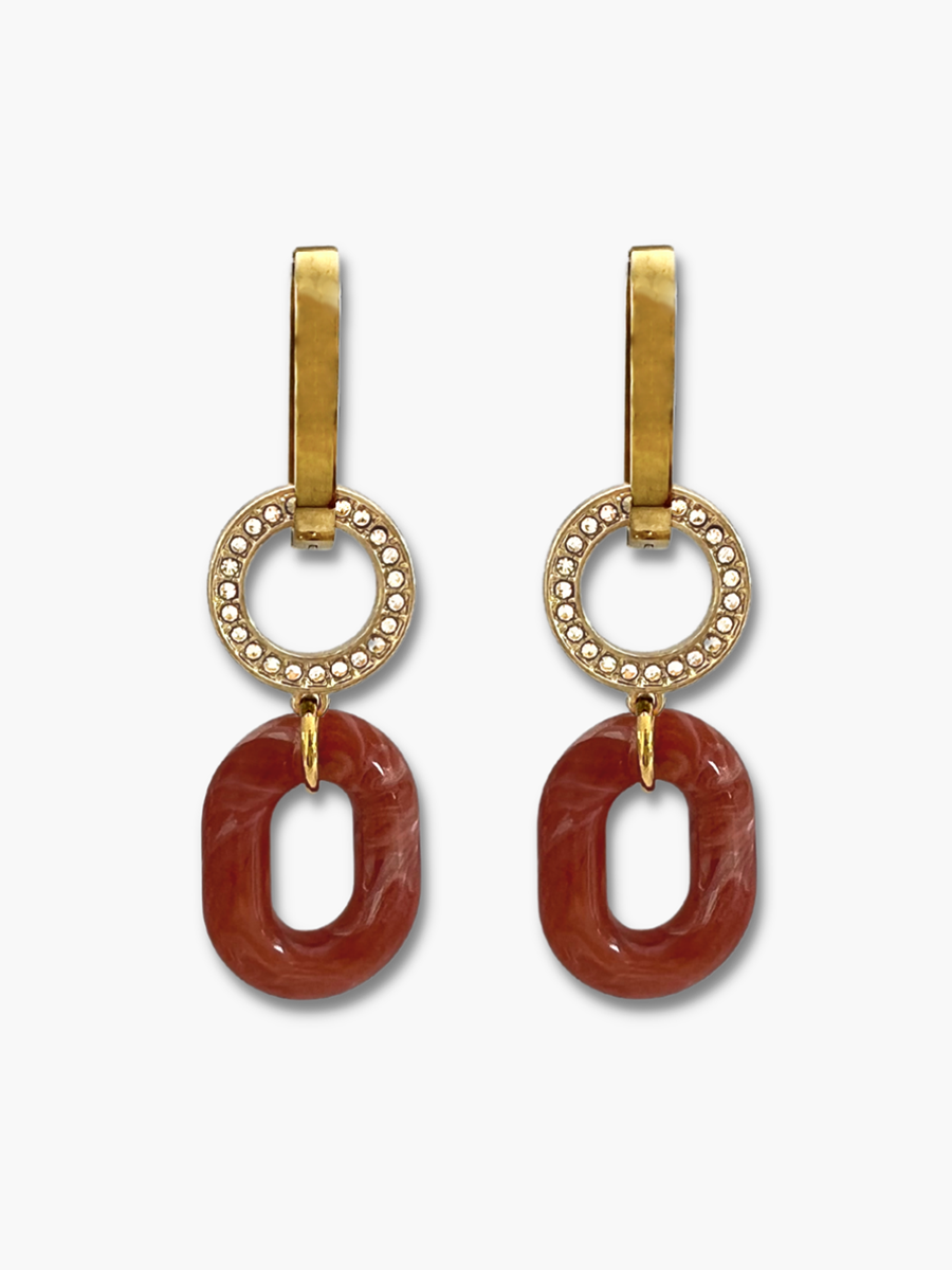 Irmy oorringen met warm oranje resin schakel