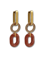 Irmy oorringen met warm oranje resin schakel