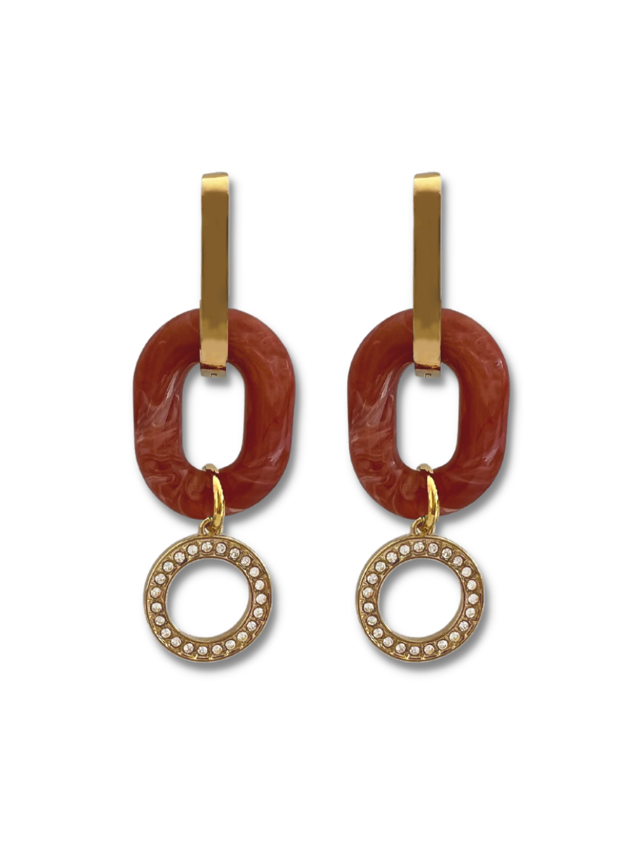 Irmy oorringen met warm oranje resin schakel