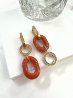 Irmy oorringen met warm oranje resin schakel